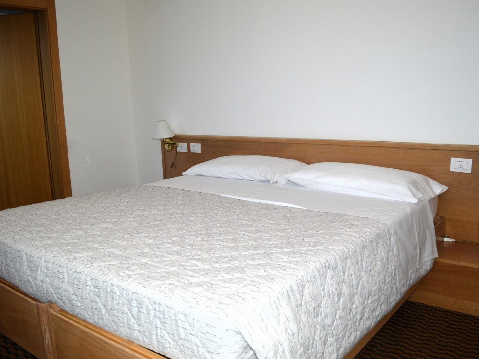 Hotel Villa Regina Levico Terme Esterno foto